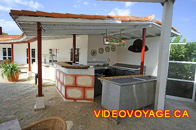 Cuba Varadero International Sur la terrasse de la piscine, le snack bar de la piscine qui se nommait bar mojito en 2004.  Nous ne l'avons jamais vu ouvert! peut être il est ouvert en haute saison?