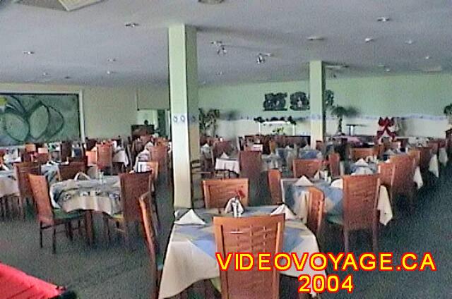 Cuba Varadero International Une salle à manger en 2004, un aménagement simple et vieillot.
