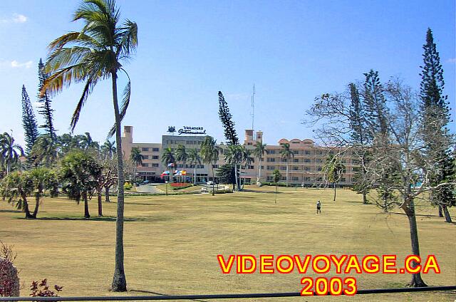 Cuba Varadero International La fachada del hotel se ve desde la ruta de las americas.