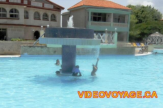 Cuba Varadero Hotel Club Kawama La fontaine de la piscine principale est très apprécié des jeunes.