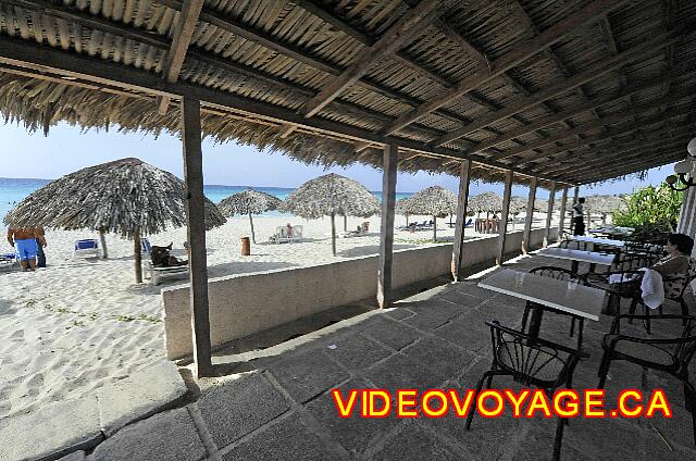 Cuba Varadero Hotel Club Kawama Con una terraza con una hermosa vista del mar.