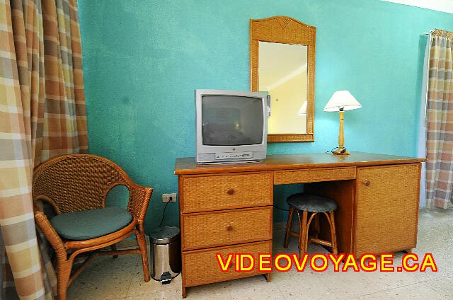 Cuba Varadero Hotel Club Kawama Une maquilleuse avec un mirroir, de l'éclairage, un téléviseur et de l'espace de rangement.