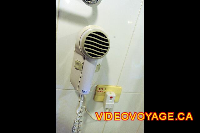 Cuba Varadero Hotel Club Kawama le séchoir à cheveux connecté dans une prise de courant de 110 volts.