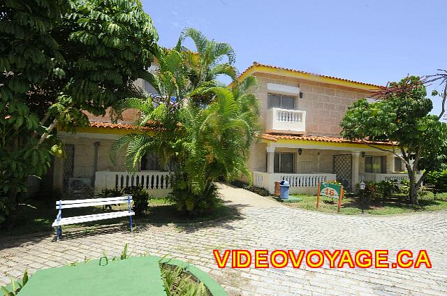 Cuba Varadero Hotel Club Kawama La facade, au premier niveau avec des terrasse, au second des chambres avec un petit balcon ou une terrasse.