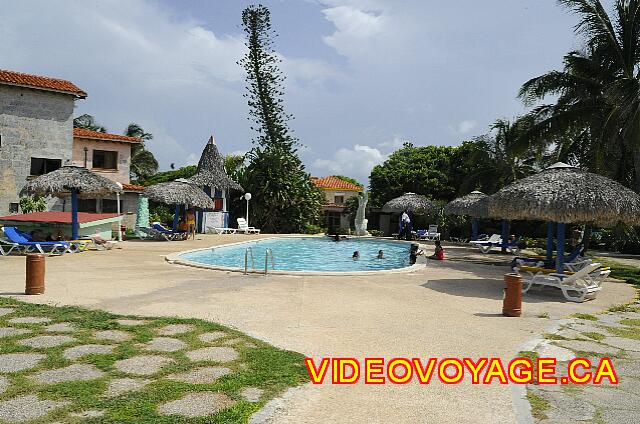 Cuba Varadero Hotel Club Kawama Une piscine beaucoup plus vieille, quelques palapas et chaises longues.