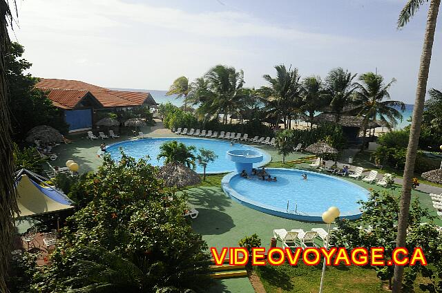 Cuba Varadero Hotel Club Kawama Una piscina de tamaño medio con una fuente en el centro.