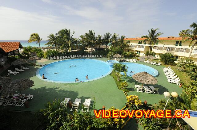 Cuba Varadero Hotel Club Kawama Plusieurs chaises longues en plastique, quelques palapas, pas de bar près de la piscine.