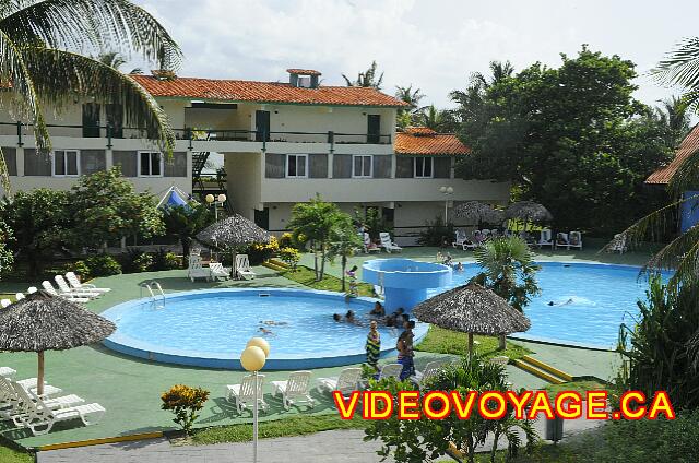 Cuba Varadero Hotel Club Kawama Les jeunes demeurent à l'ombre sous les jets d'eau de la fontaine.