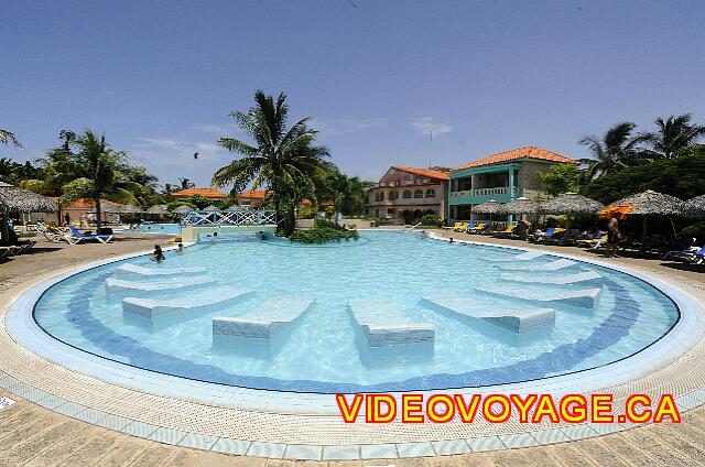 Cuba Varadero Hotel Club Kawama Des chaises longues dans la piscine.