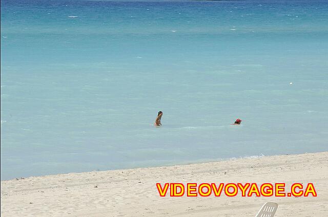 Cuba Varadero Hotel Club Kawama Un enfant avec son père dans la mer.