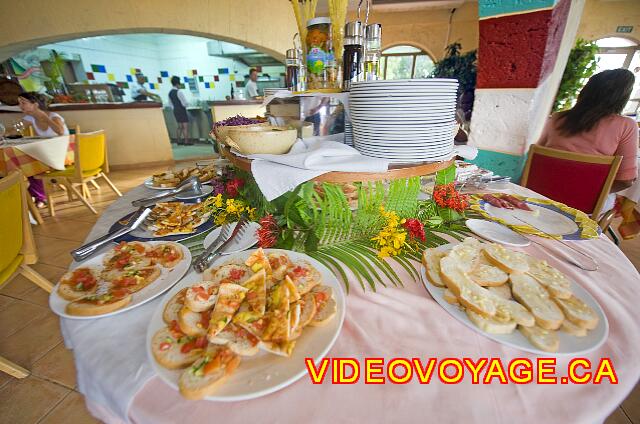 Cuba Varadero Hotel Club Kawama Input on a table in the center of the dining room.