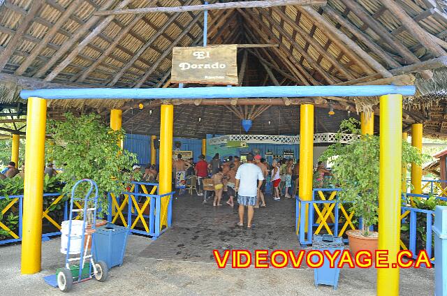 Cuba Varadero Hotel Club Kawama The entrance to the snack bar during the day.