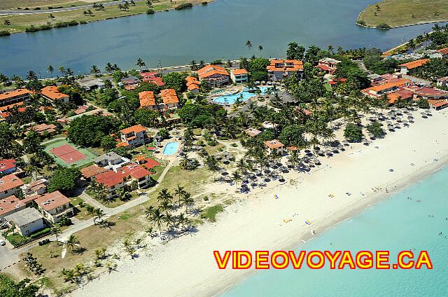 Cuba Varadero Hotel Club Kawama Une photographie aérienne de l'hôtel.  Un site de moyenne dimension, directement sur la plage, situé au début de Varadero pour ceux qui aiment prendre une marche en ville.