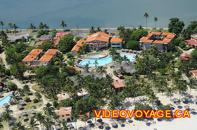 Cuba Varadero Hotel Club Kawama El centro del hotel, con el vestíbulo, piscina principal y el teatro.