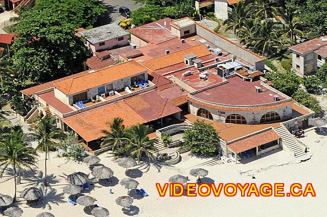 Cuba Varadero Hotel Club Kawama El edificio que alberga el restaurante bufé y un restaurante a la carta en la playa tiene un estilo que identifica bien el hotel.