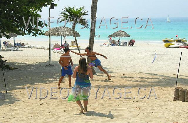 Cuba Varadero Las Americas Du badminton sur la plage.