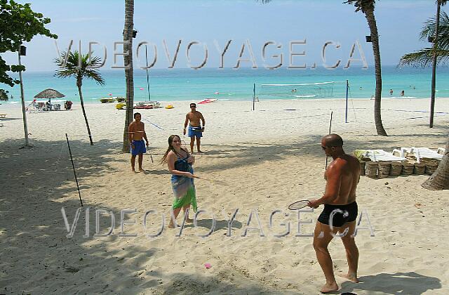 Cuba Varadero Las Americas Le badminton et en arrière plan le terrain de volleyball de plage.