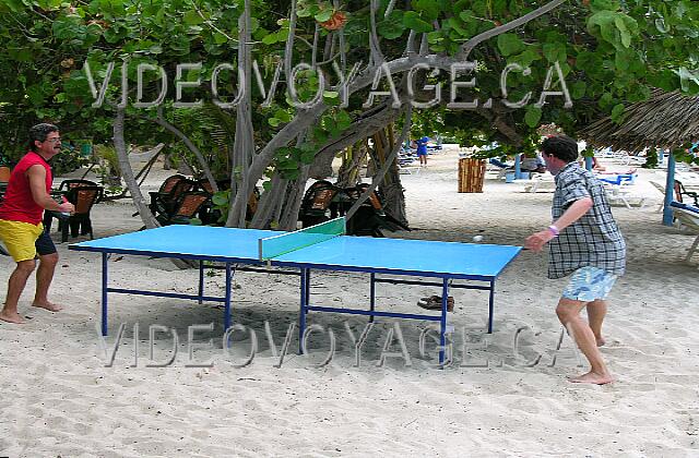 Cuba Varadero Las Americas Une table de ping-pong sur la plage.
