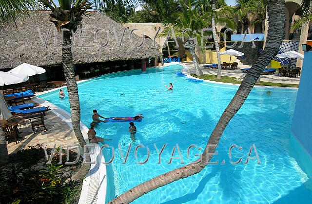 Cuba Varadero Las Americas On each side of the pool, sun loungers with umbrellas and tables.