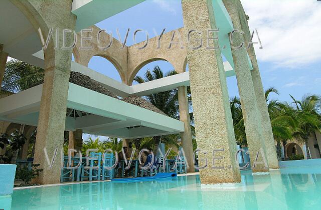 Cuba Varadero Las Americas En el restaurante junto a la piscina y un bar con asientos en la piscina.