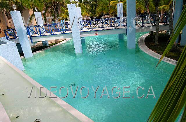 Cuba Varadero Las Americas La piscina termina con un descenso que desemboca en una piscina final.