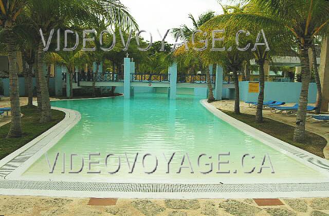 Cuba Varadero Las Americas El último de la piscina con una entrada de pendiente poco profunda. Una piscina que gozan los que buscan tranquilidad. Algunas tumbonas disponibles.