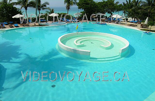 Cuba Varadero Las Americas In the center of the pool, a pool with seating. The pool is located on the beach at a higher level.