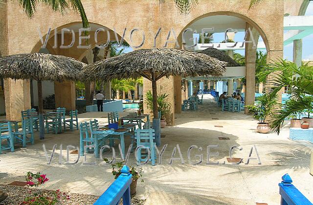 Cuba Varadero Las Americas Des tables et des chaises en bois sous des parasols.