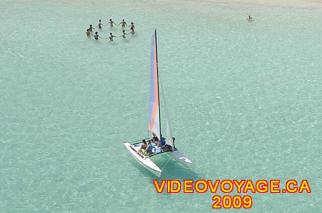 Cuba Varadero Las Americas Un catamarán en un mar en calma en el fondo de los clientes que participan en actividades de aeróbic en el mar.