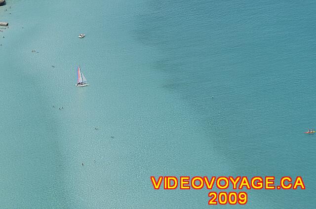 Cuba Varadero Las Americas Un catamarán en el mar con hermosos colores.