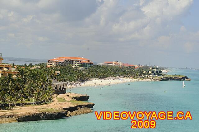Cuba Varadero Las Americas Une vue aérienne de la plage de l'hôtel Melia Las Americas entre deux pointes rocheuses.