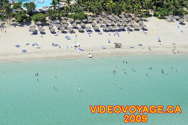 Cuba Varadero Las Americas Il y a des palmiers sur le bord de la plage.