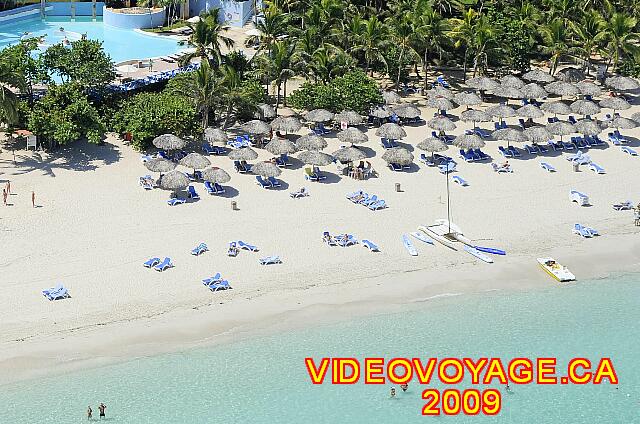 Cuba Varadero Las Americas De nombreux parasols, mais certains clients préfère amener les chaises longues plus près de l'océan, laissant libre encore plus de palapas.