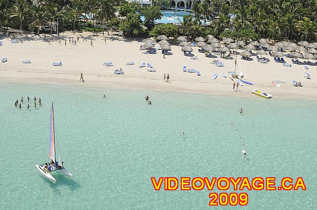 Cuba Varadero Las Americas Il y a de l'animation sur la plage, ici de l'aquagym dans la mer à gauche sur la photographie.