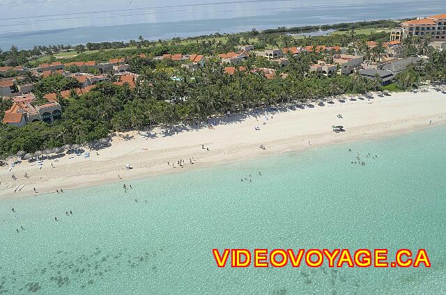 Cuba Varadero Las Americas La plage devant les villas. Il n'y a qu'une rangé de palapas.  Il peut avoir la présence de récif à 100 mètres du bord.