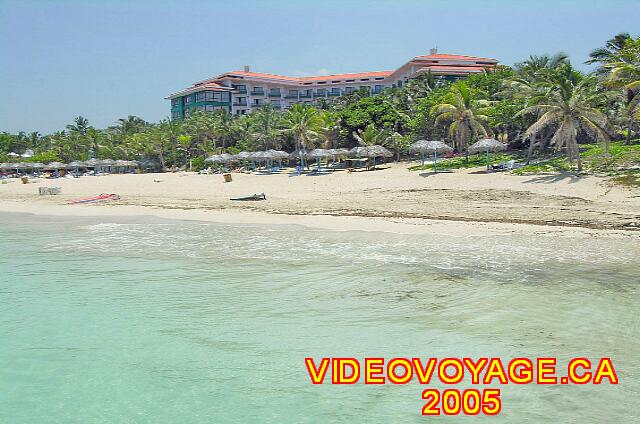 Cuba Varadero Las Americas In 2005 the beach was so beautiful ... We can see here a slope between the palapas and the edge of the water.