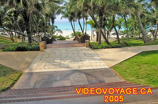 Cuba Varadero Las Americas Access to the beach is by stairs to the main building. The slope is lower for some villas.