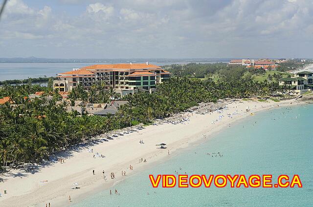 Cuba Varadero Las Americas A droite, la plage des villas possède aussi des palapas mais en moins grand nombre. Le bar de la plage étant assez loins et il n'y a pas d'activité d'animation, ce secteur est moins populaire.