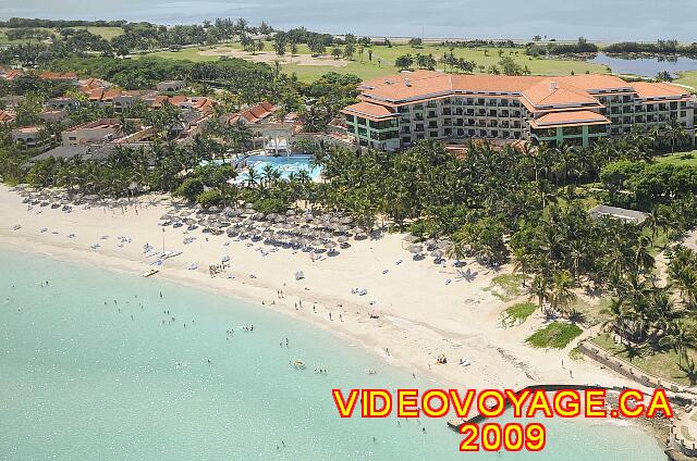 Cuba Varadero Las Americas Près du batiment principal, de nombreux palapas et chaises longues, un bar et un restaurant sur la plage, de l'animation sur la plage,...