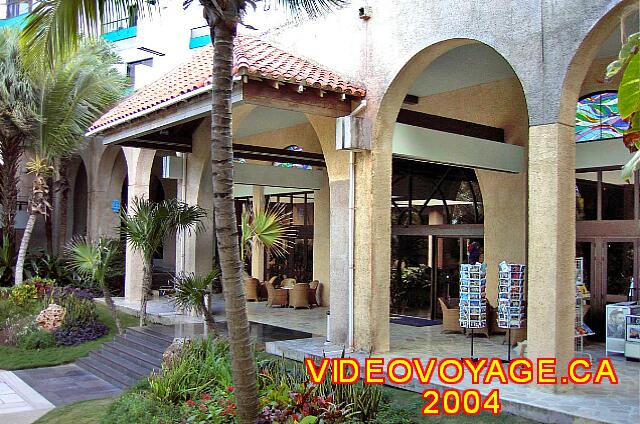 Cuba Varadero Las Americas La salida trasera del hotel, con un camino a la playa y otra carretera que va al campo de golf.