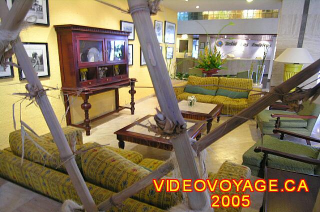 Cuba Varadero Las Americas Small lounge in the comfortable lobby. The reception at the bottom.