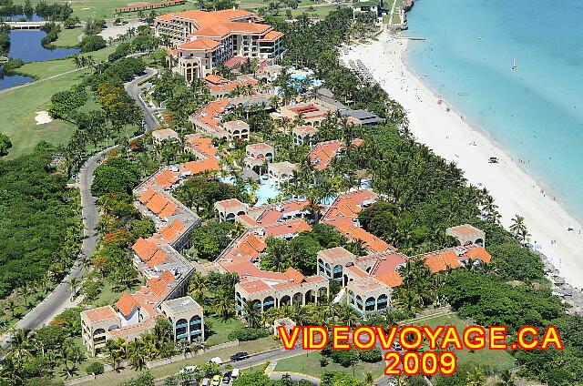 Cuba Varadero Las Americas Hay una piscina entre los edificios de la sección de villas.