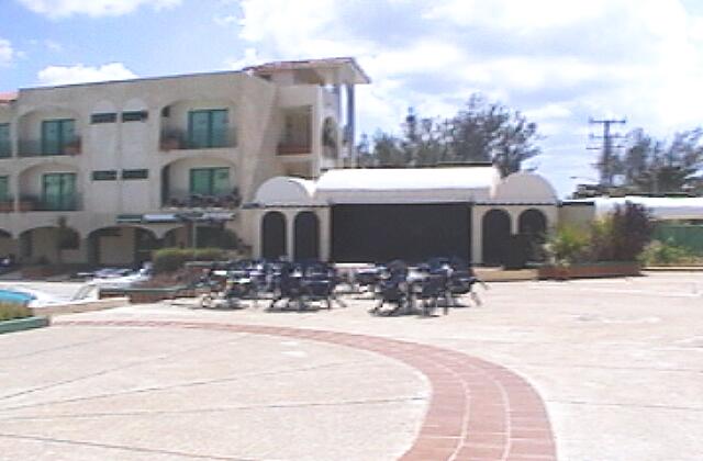 Cuba Varadero Club Los Delfines The entertainment space in 2004, the same place in 2009.