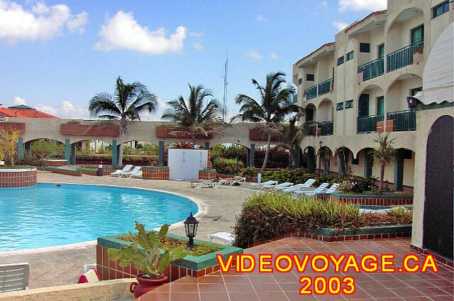 Cuba Varadero Club Los Delfines Quelques chaises longues, mais pas de parasol.  Des douches sur la terrasse de la piscine.