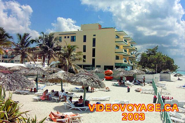 Cuba Varadero Club Los Delfines La plage avec une petite barrière qui sépare la zone privé et publique.  Il y a avait un petit bar directement sur la plage avant.