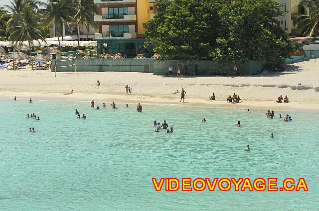Cuba Varadero Club Los Delfines De chaque coté de la plage de l'hôtel, il peut avoir des Cubains qui se baignent dans la mer, surtout la fin de semaine.