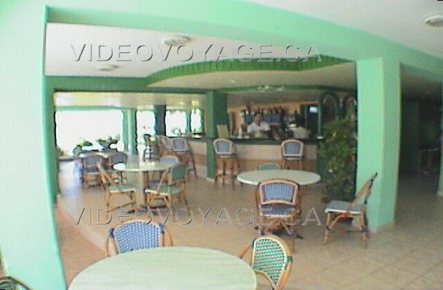 Cuba Varadero Club Los Delfines Le snack bar Los Corales est situé sur le bord de la piscine.  Il offre des pizzas.