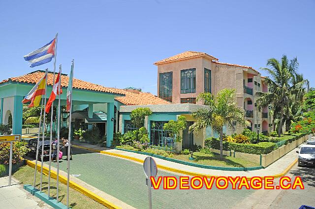 Cuba Varadero Club Los Delfines La facade de l'hôtel sur la 1ière avenue dans la ville de Varadero.  Les chambres sont disposées perpendiculairement à la 1ière avenue et à une certaine distance pour éviter le bruit de cette rue importante.