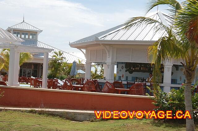 Cuba Varadero Blau Marina Varadero Con una terraza y un contador de fuera de la piscina también.