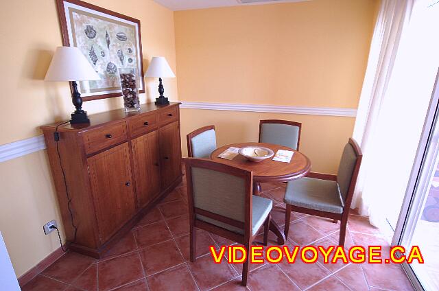 Cuba Varadero Blau Marina Varadero A table in front of another sliding door.